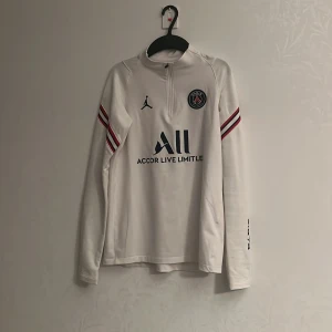 PSG half zip - Denna PSG half zip har använts få talls gånger  Och den är i ett bra skick   Priset kan diskuteras