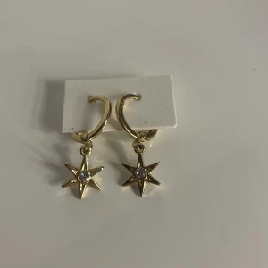 Öronhängen från Kappahl  - Säljer dessa öronhängen från Kappahl. Har aldrig använt dom. För fler bilder skriv privat💛.