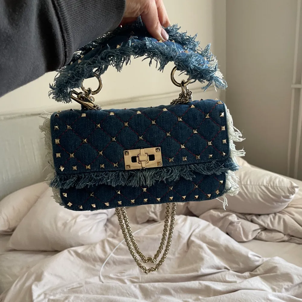 Intressekoll på denna sjukt snygga valentino demin rockstud spike small bag! Finns inte att köpa och väldigt eftertraktad. Kom men prisförslag, kommer endast sälja vid bra bud. Självklart finns äkthetsbevis samt dustbag. NYSKICK. Väskor.