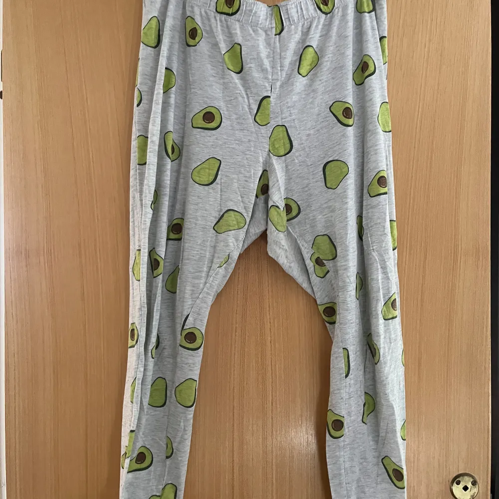 En jätte fin pyjamas från H&M som är i bra skick och den är normal i passformen. ( lite noppig och några fläckar, som inte syns så mycket) storlek:L  Köparen . Jeans & Byxor.