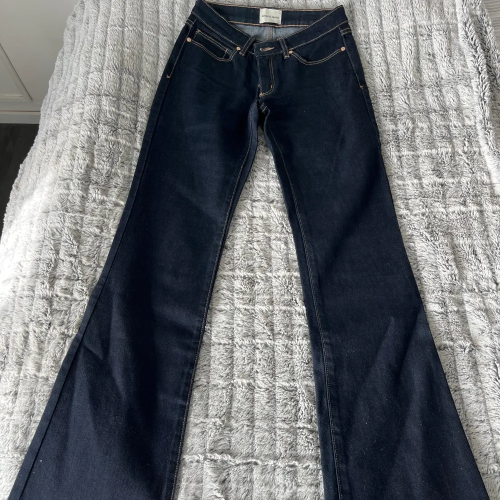 Lågmidjade jeans från Abrand, använder inte längre då dom är lite för korta, men så fina💜Köpta för 1000kr!. Jeans & Byxor.