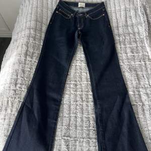 Lågmidjade jeans från Abrand, använder inte längre då dom är lite för korta, men så fina💜Köpta för 1000kr!