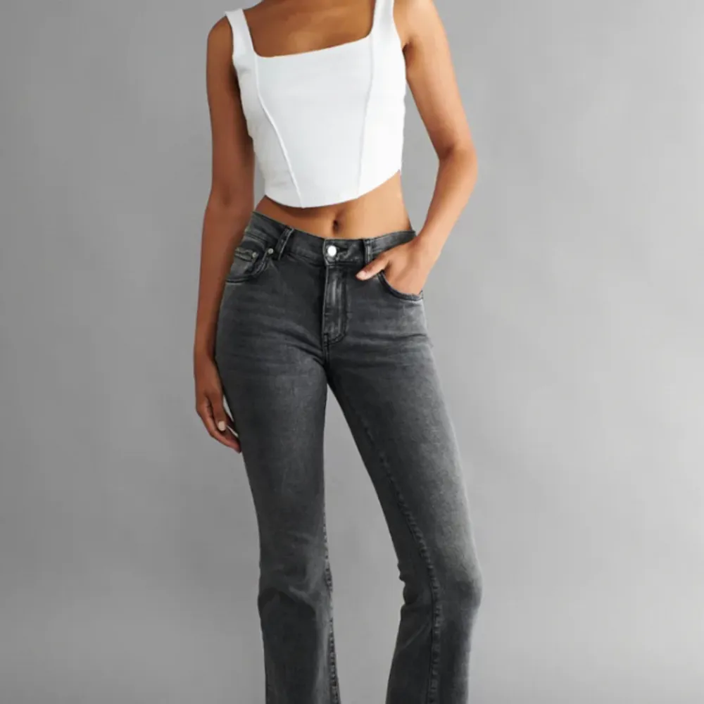 Low waist bootcut jeans från Gina Tricot. Säljer då jag har för många jeans och dessa tyvärr inte kommer till användning. Köptes för 499. Är i superbra skick och endast använda ett fåtal gånger.. Jeans & Byxor.