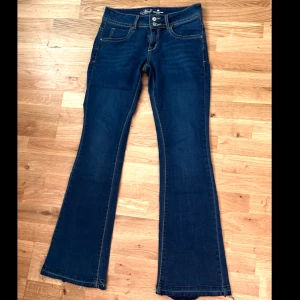 Jeans med fina fickor  - Säljer mina lågmidjade jeans med coola fickor och detaljer, står tyvärr ingen storlek men skulle säga att dom är s-m och perfekt långa på mig som e 170cm❤️