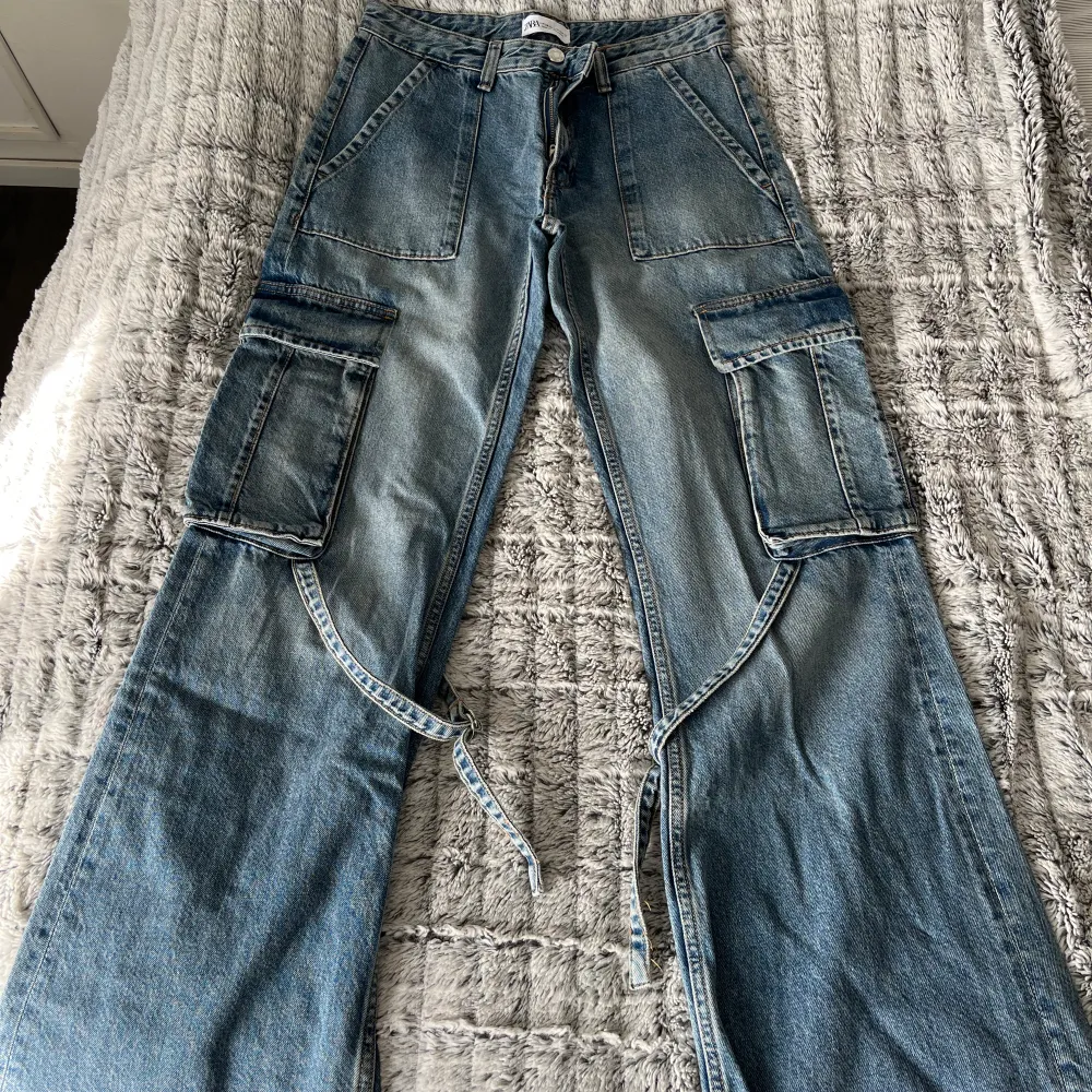 Lågmidjade jeans med coola detaljer och raka i benen, använde inte längre då det inte är min stil men super fina🤍 . Jeans & Byxor.