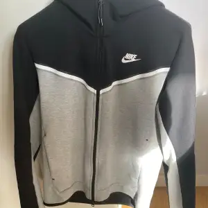 Nike tech fleece tröja knappt använd