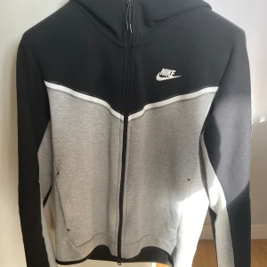 Nike tech fleece - Nike tech fleece tröja knappt använd