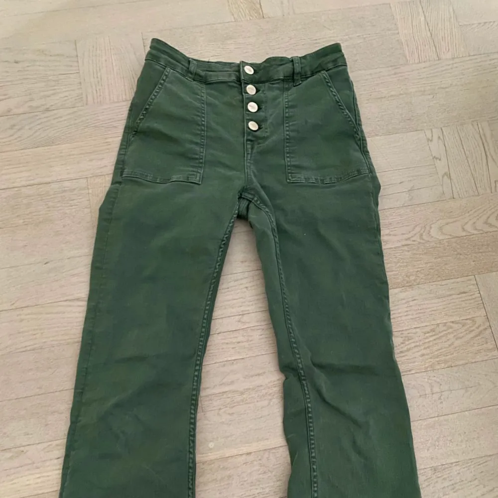 Gröna bootcut jeans från Zara. Finns ej längre att köpa. Haft länge men inte använt så mycket (dvs bra skick!). Strl 34🩷. Jeans & Byxor.
