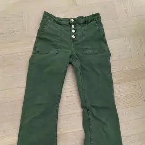 Gröna bootcut jeans från Zara. Finns ej längre att köpa. Haft länge men inte använt så mycket (dvs bra skick!). Strl 34🩷