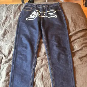 Säljer nu mina B.B.C jeans som är i storlek M. Dom är knappt använda har haft dom 2-3 gånger så dom är i väldigt bra skick. Är även intresserad utav byten så skriv om ni har byten