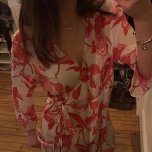 Knyttopp - Så fin knyttopp 💗💗 jätte somrig och fin på konsert. Är vit och vinröd/rosa