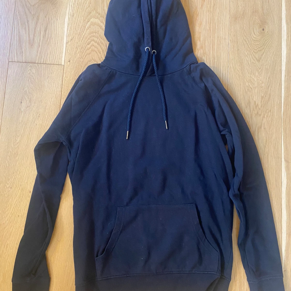 Svart hoodie