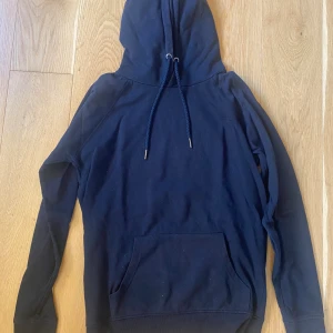 Svart hoodie - Mindre noppror vid nedre rygg men ej synligt 