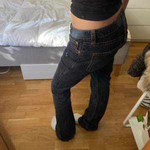 Jättefina svarta lågmidjade jeans från Asos! Midjemått: 80cm innerbenslängd: 86cm