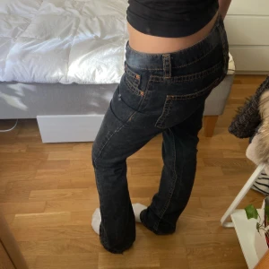 Lågmidjade jeans! - Jättefina svarta lågmidjade jeans från Asos! Midjemått: 80cm innerbenslängd: 86cm