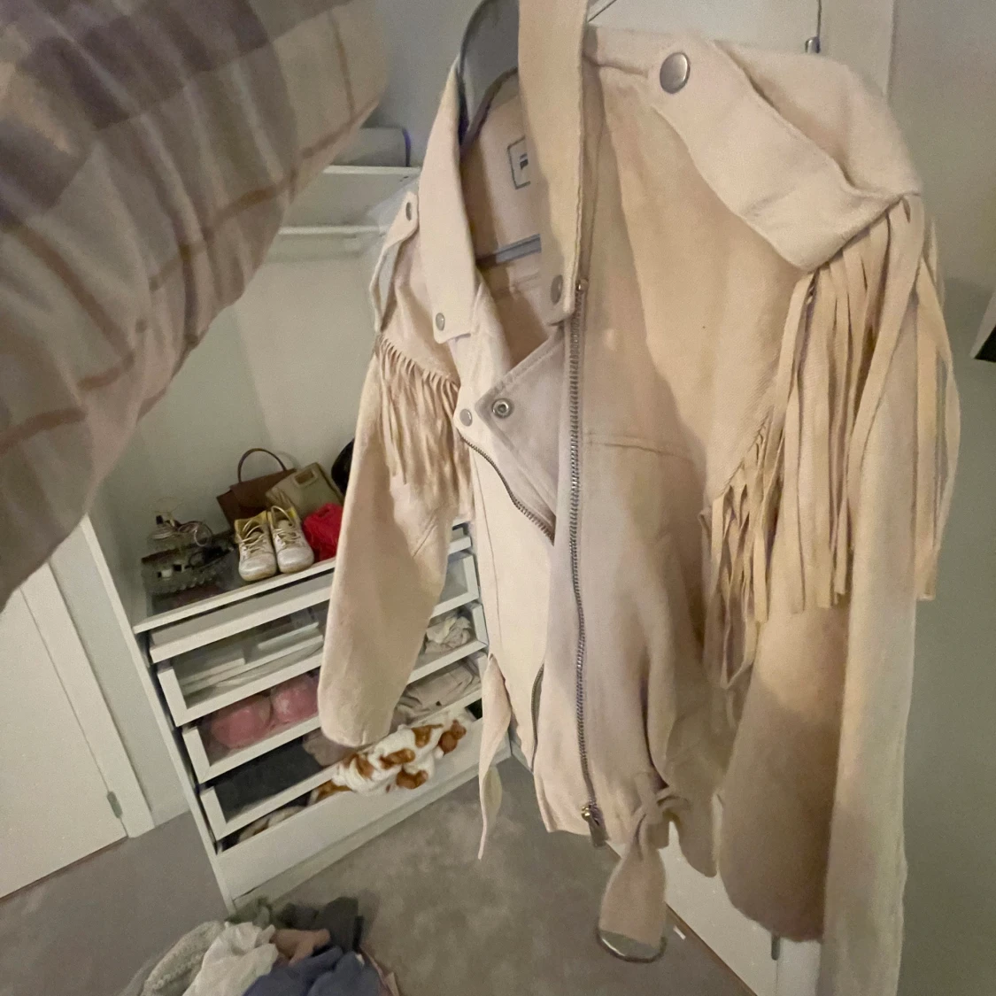 Ljus jeansjacka med fransar - 91