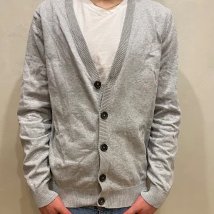 Kofta Pier one  - Kofta Pier One Modell: 184cm & väger 84kg  Skick: allmänt använd Färg: grå