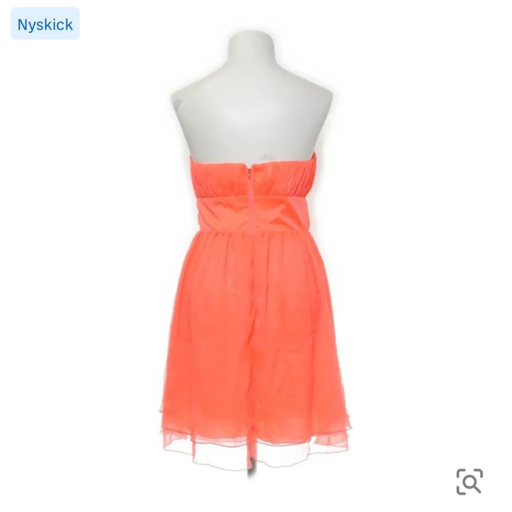 Säljer denna underbara aprikosa klänningen. Klänningen är i storlek S ❤️. Klänningar.