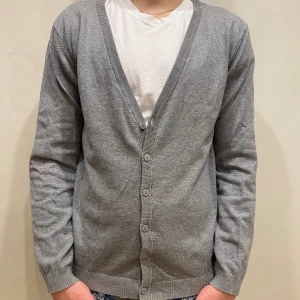 Kofta Jack & Jones  - Kofta Jack & Jones   Modell: 184cm & väger 84kg  Skick: allmänt använd Färg: grå Material: bomull 