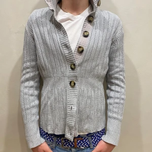 Kofta H&M - Kofta H&M Modell: 184cm & väger 84kg Skick: allmänt använd  Färg: Grå Material: bomull