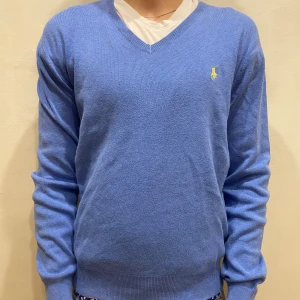 Tröja Ralph Lauren  - Tröja Ralph Lauren  Modell: 184cm & väger 84kg  Skick: allmänt använd  Färg: blå Material: bomull 