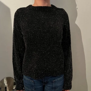 stickad tröja  - skit snygg svart stickad tröja som inte används längre för ja inte tycker om hur de sitter på mig, de har bara legat i garderoben. intresserad, kom privat isåfall💗💗🫶🏽