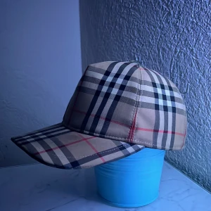 Bureberry keps MÅSTE BORT - Säljer min keps då jag inte har någon användning av den och den måste bort.  Storlek:M Skick: Bra Pris: 2600, sänker någon 100lapp om den köps innan Fredag 3-22-24