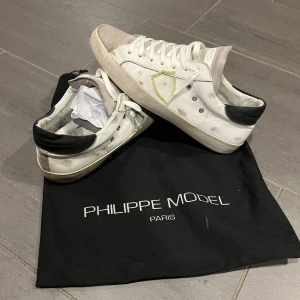 Philippe model skor  - Säljer ett par snygga Philippe model i ”beat” design i storlek 42 för endast 2199kr. De är i ganska bra skick 8/10 och dustbag medföljer