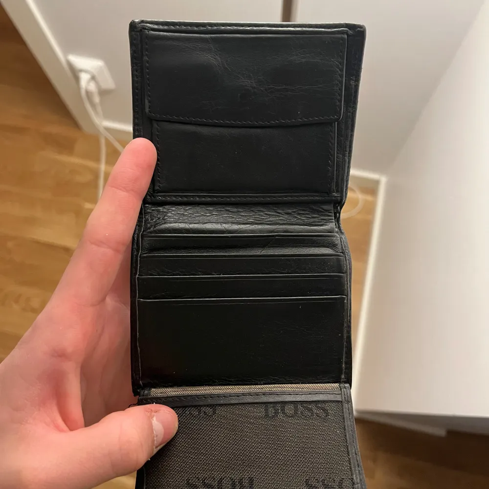 Hugo Boss plånbok i välanvänd skick men funkar bra att använda  Skick 6/10. Övrigt.