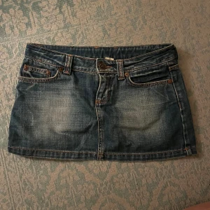 lågmidjad jeanskjol - lågmidjad jeanskjol med snygga detaljer perfekt till sommaren😍☀️💘 Tryck gärna på köp nu!