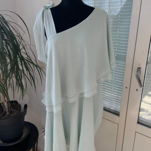 NY! Klänning i strl 44 - Helt ny klänning i strl 44 Med lapp kvar  Ljus mintgrön/turkos