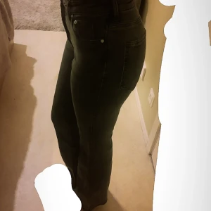 Gråa/svarta jeans  - Bootcut high waist. Skulle säga att dom är lite korta på mig o siter typ precis ovanför hällen och jag är 165. Inga skador. Använd 1 gång💗 dom är lite grå/svarta