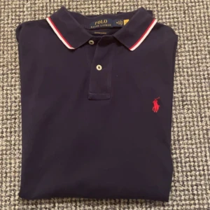 Ralph Lauren Piké - En riktigt snygg mörkblå Ralph lauren pike i grymt skick. Använd ett fåtal gånger. Nypris är 1600 kr. Priset är diskuterats men runt 699.