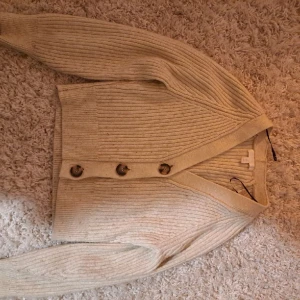 Tickad kofta - Mysig stickad kofta i bra skick storlek XS