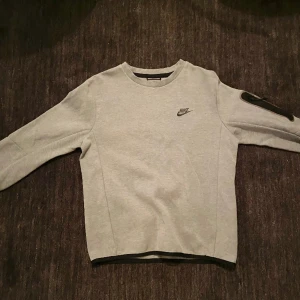Nike tech utan luva - Nike tech tröja utan luva grå, Köpt för runt 1300kr och sparsamt använd. Hör av er för bättre bilder! 
