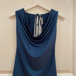 Söt blå festtopp  - Fin glittrig blå tröja med öppenrygg💕 Öppen för prisförslag och köp nu💕 Finns ingen storlek med skulle uppskatta till S-L då det är stretchigt tyg❤️ 