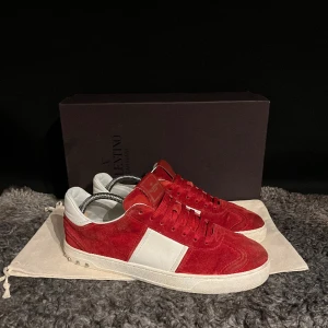 Valentino Flycrew  - Säljer ett par riktigt feta Flycrews som är i ett mycket bra skick och saknar endast 1 nit🤩 Skorna är i storlek 42,5 och sitter true to size. Box, extrsnören samt 2 dustbags medföljer💯 Vid funderingar/fler bilder är det bara att höra av sig👍 Mvh 