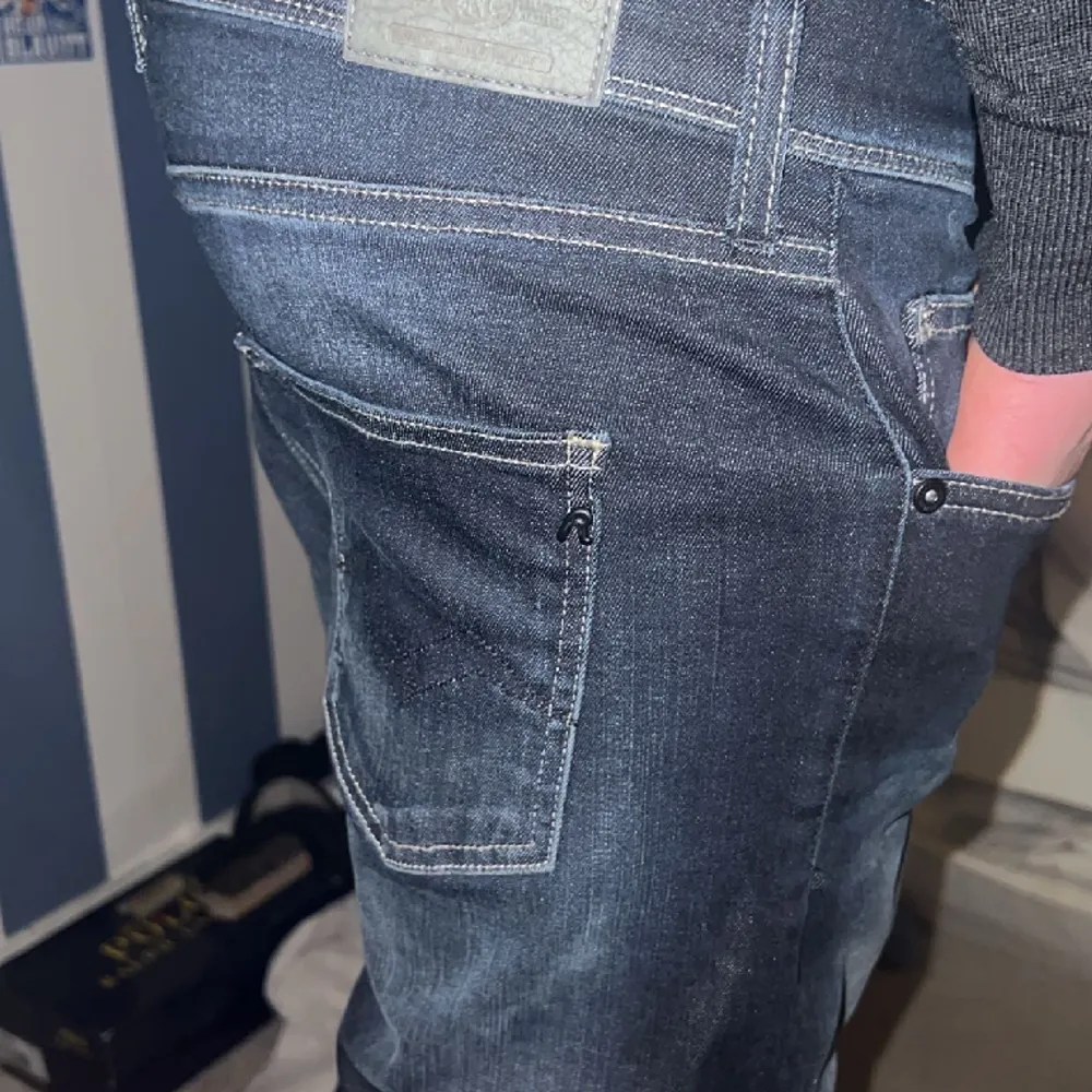Detta är ett par jättesnygga Replay jeans i storlek 16y. Modellen är 186 cm och väger 66kg och jeansen sitter perfekt på honom. Tveka inte på att höra av er vid funderingar. Jeans & Byxor.
