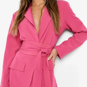 Kavaj med knytskärp - Säljer min Rosa kavaj som är använt 2 gånger. 