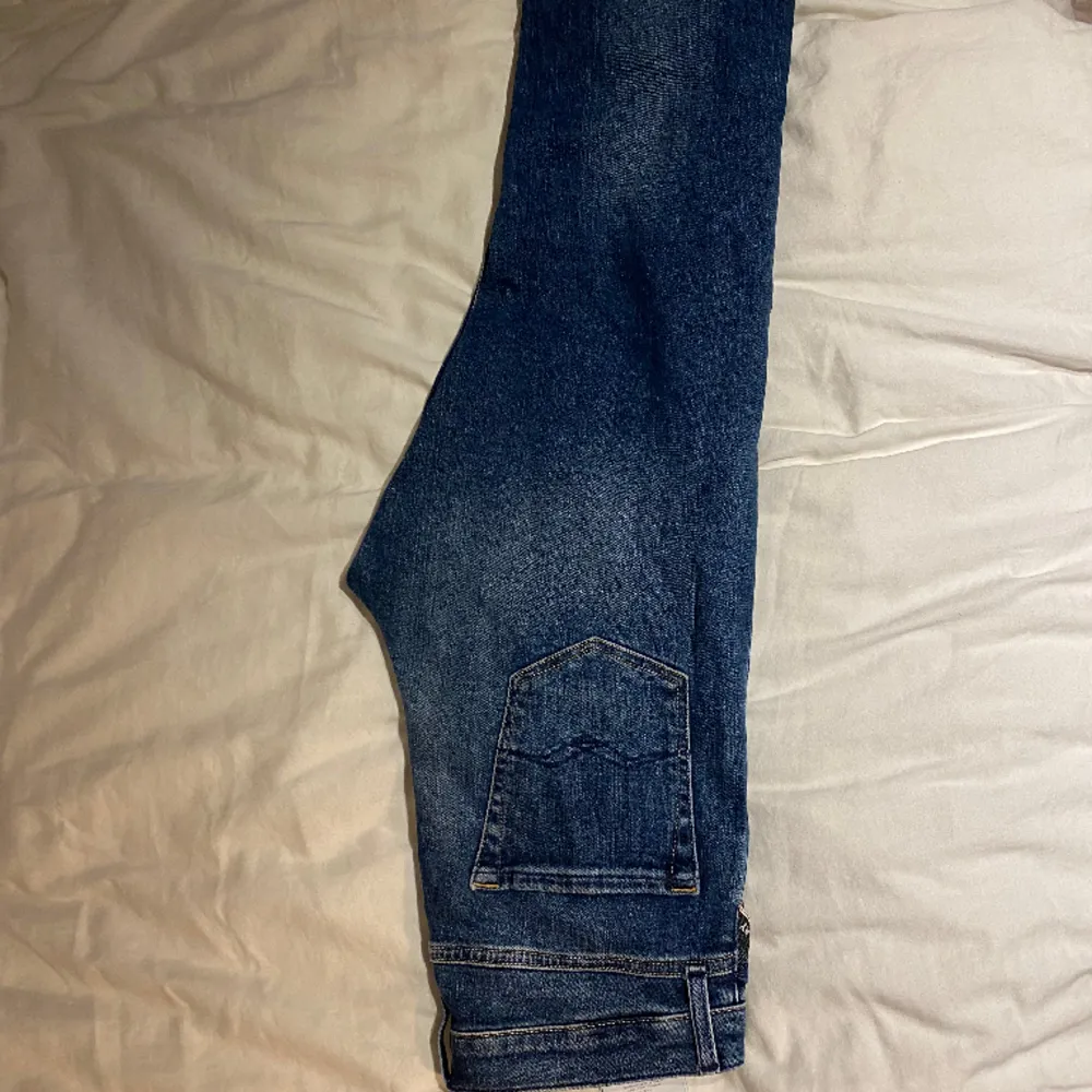 STEAL! Replay jeans| perfekt för dig med Grish stilen| storlek 158, men passar även 30/30| Modell: Thad| inga defekter eller något liknande| condition: 10/10| perfekt inför den kommande våren| pris kan diskuteras!. Jeans & Byxor.