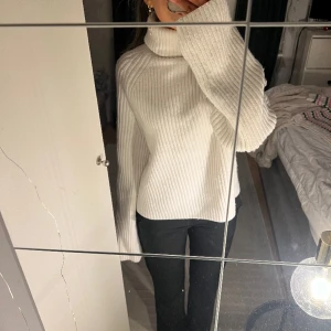 Stickad tröja - Säljer min stickade polotröja den har inga mer defekter än dom man ser på första bilden på armen men det är inget större man tänker på. Från hm i storleken s men skulle säga att den passar någon med storleken xs-m