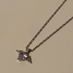 halsband med hjärta 🩷 - super vackert oanvänt halsband! Tänkte använda men är själv en guld person! Säljer istället 🩷