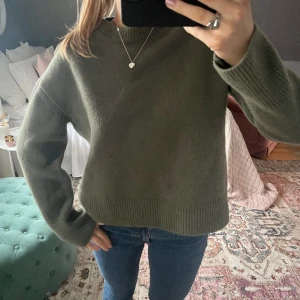 Grön stickad tröja - Superfin militärgrön stickad❣️