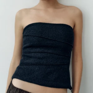 Cool topp - Assnygg topp från zara, aldrig använd med prislapp kvar! Den var tyvärr lite förstör för mig. Slutsåld 