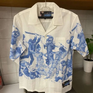 Prada skjorta - Säljer den då jag inte behöver den, helt nytt skick då jag köpte den i slutet av sommaren och har inte använder den  Dm vid intresse👍🏽