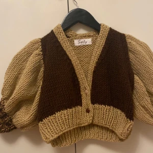 Stickad kofta - Stickad kofta som jag köpte utomlands av en kvinna som stickade olika typer av plagg   Den är i storlek S/36