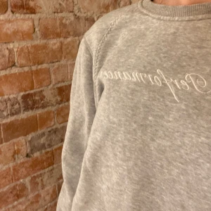 Peak performance tröja - Fin tröja i bra skick, säljer den pågrund av att jag inte använder den.