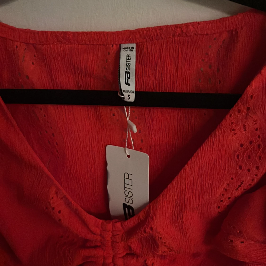 Fin röd kroppad top med snörning och volang, stl S - 91