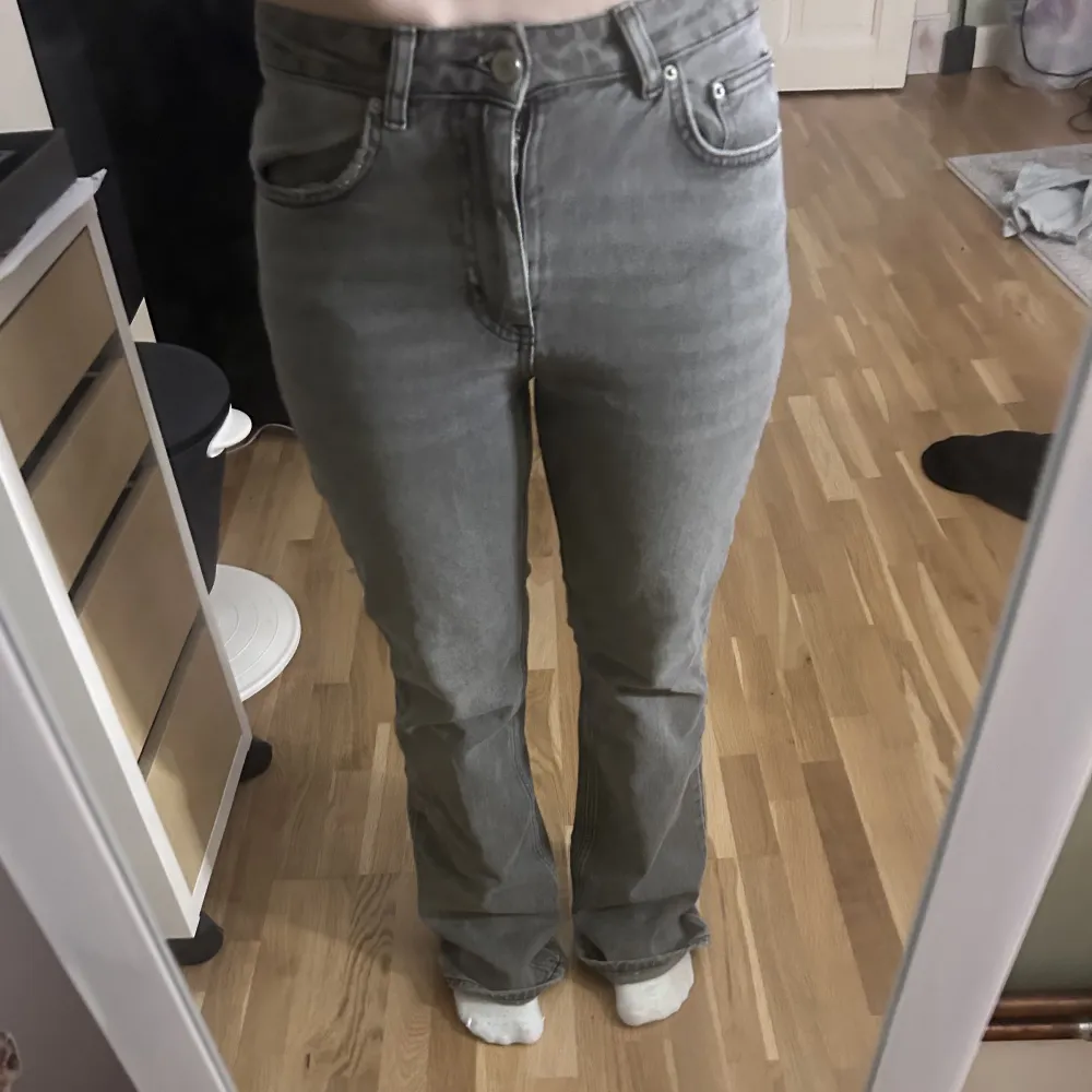 Ett par riktigt fina low/mid waist bootcut gråa jeans från Gina Tricot. Använda enstaka gång. Nytt skick.  Skriv gärna innan du köper 😙. Jeans & Byxor.