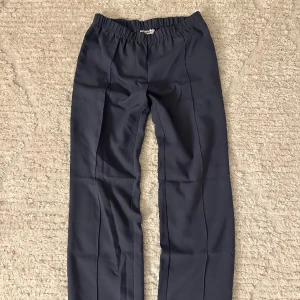 Weekday kostymbyxor  - Blå/grå kostymbyxor från weekday i storlek 42. Fint skick